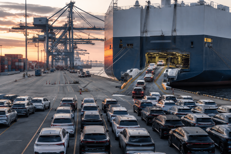 Global B2B export port loading commercial vehicles